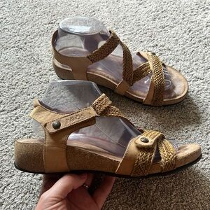 Taos Trulie Sandals 9-9.5/40 Camel Strappy Woven Leather Wedge Cork Sole